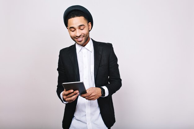 Uomo bello elegante ritratto alla moda in camicia bianca e giacca nera con tablet. Uomo d'affari, grande successo, lavoro, umore allegro, sorridente