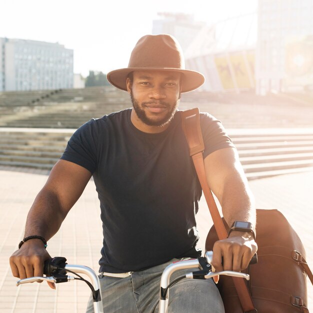 Uomo bello in posa su una bicicletta