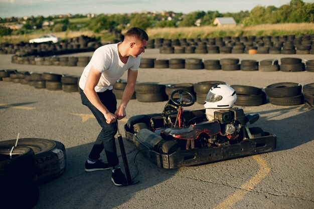 Uomo bello in un karting con un'auto