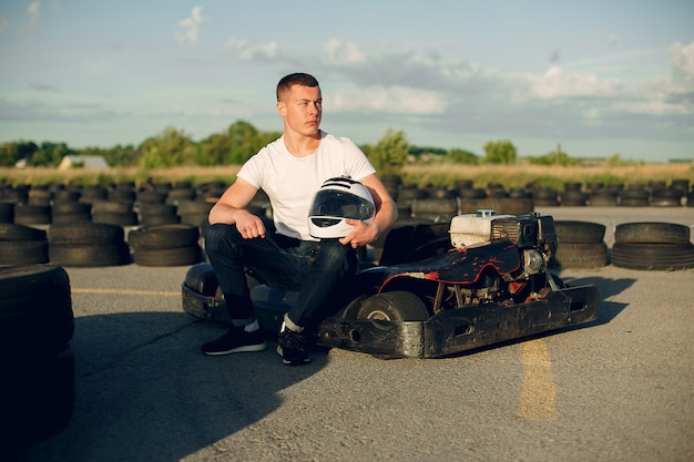 Uomo bello in un karting con un'auto