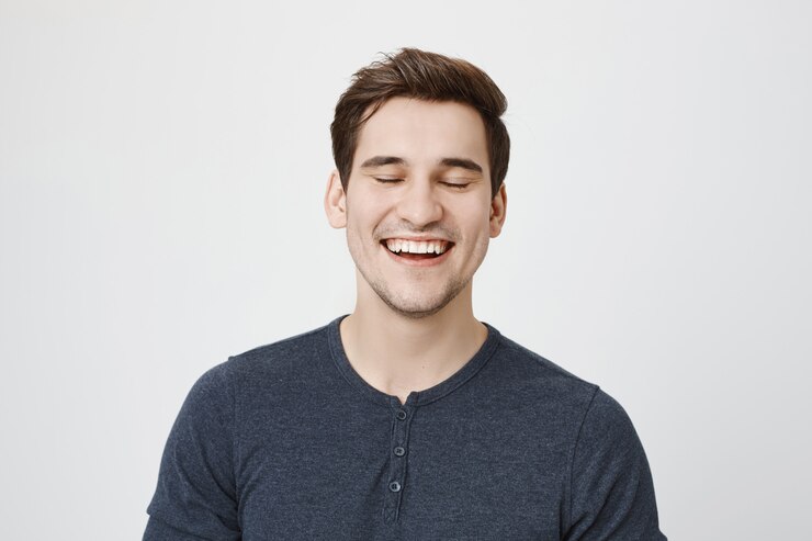 Foto gratuito uomo bello spensierato che ride, che sembra felice