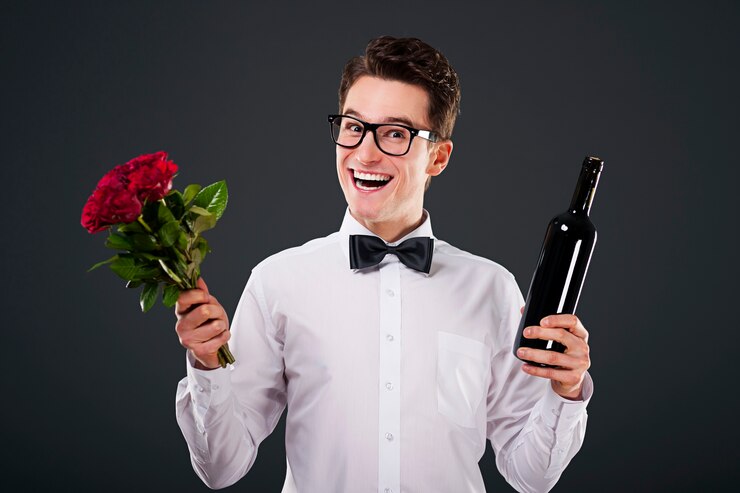 Uomo bello su sfondo grigio scuro