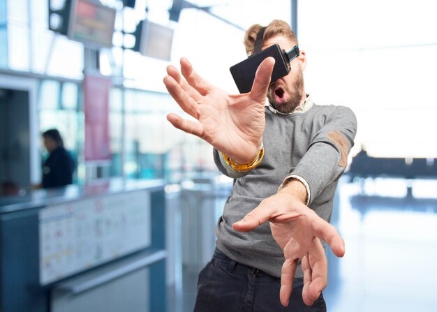 uomo biondo con gli occhiali virtuali. espressione sorpresa