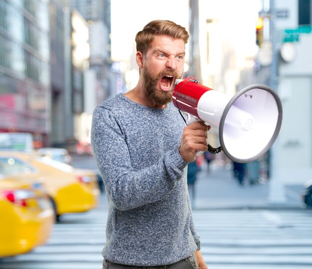 uomo biondo espressione arrabbiata