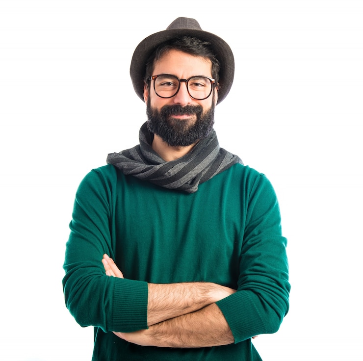 Foto gratuito uomo bohémien con le braccia incrociate
