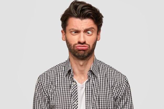 Uomo Brunet indossa camicia a scacchi