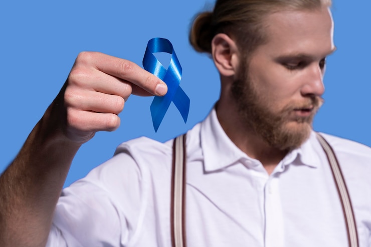 Foto gratuito uomo caucasico che tiene un nastro blu