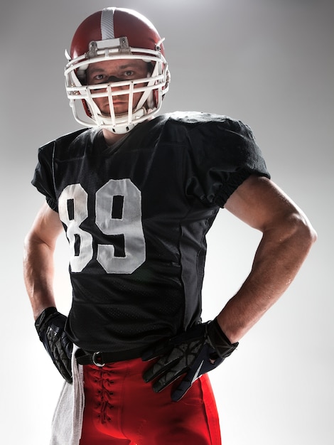 Uomo caucasico di forma fisica come giocatore di football americano su bianco