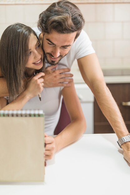 Uomo che abbraccia donna con notebook