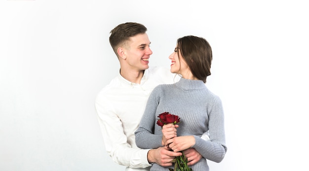 Uomo che abbraccia donna con rose rosse