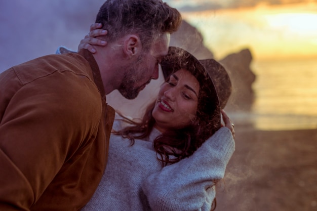 Uomo che abbraccia la donna sulla riva del mare