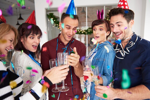 Uomo che apre una bottiglia di champagne