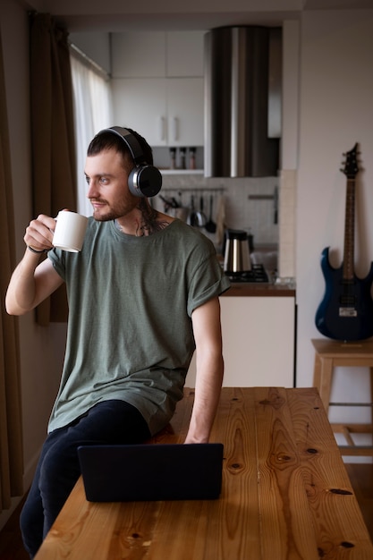 Uomo che ascolta della musica in cuffia nel suo tempo libero