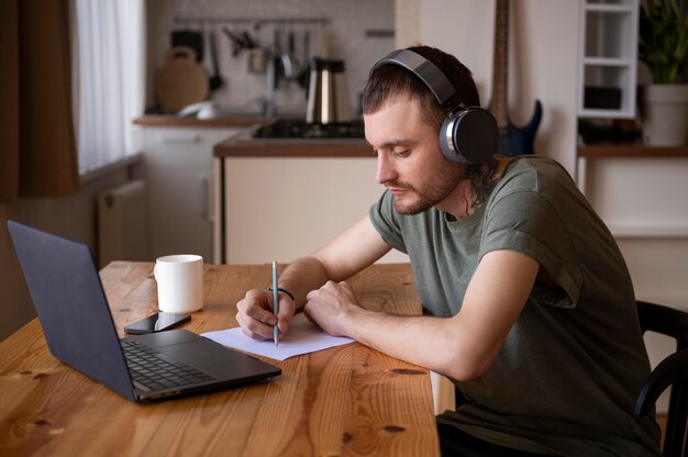 Uomo che ascolta della musica in cuffia nel suo tempo libero