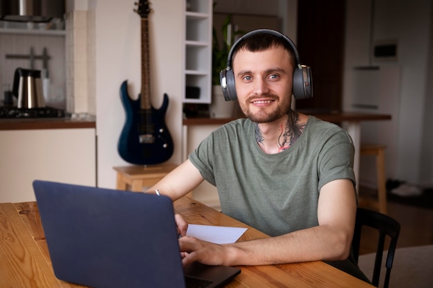 Uomo che ascolta della musica in cuffia nel suo tempo libero