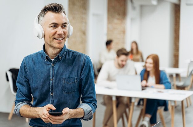 Uomo che ascolta la musica in una riunione di lavoro