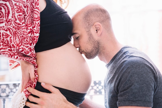 Uomo che bacia la donna incinta