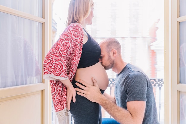 Uomo che bacia la donna incinta