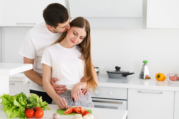 Uomo che bacia la donna