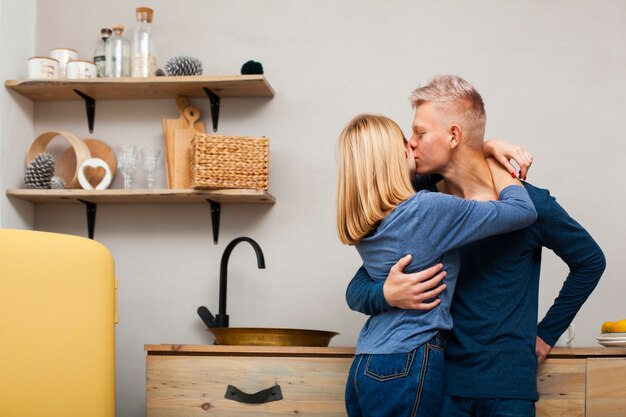 Uomo che bacia la sua ragazza sulla guancia