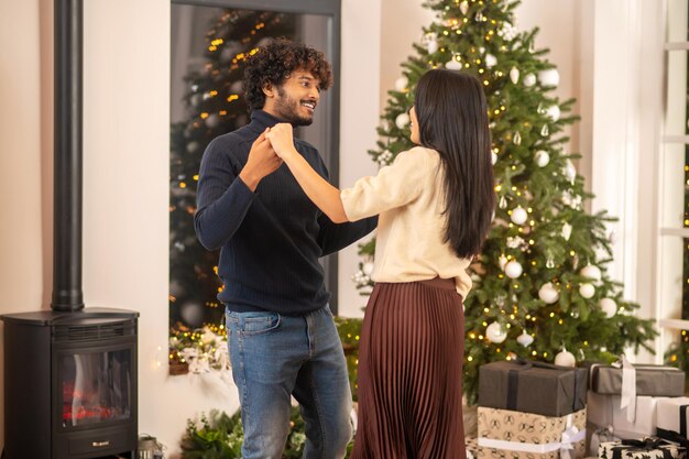 Uomo che balla con la donna lateralmente alla telecamera