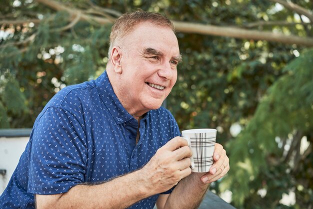 Uomo che beve caffè all'aperto