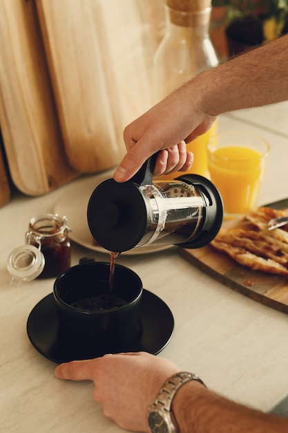 Uomo che beve caffè. Mattina colazione