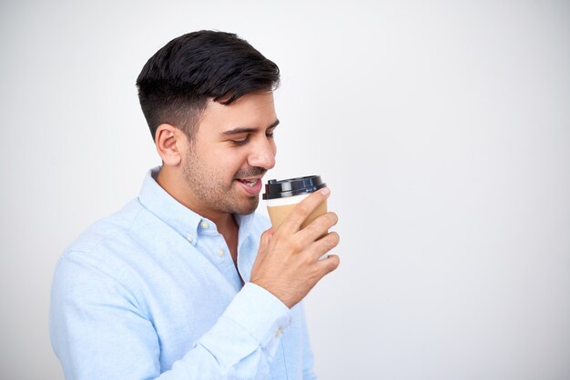 Uomo che beve il caffè