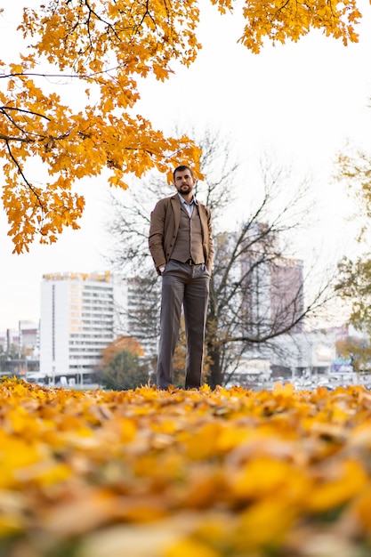 uomo che cammina nel parco in autunno