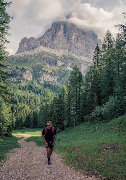 Uomo che cammina sulla pista sterrata