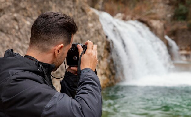 Uomo che cattura foto della natura