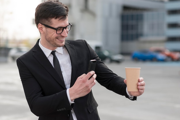 Uomo che cattura foto della tazza di caffè