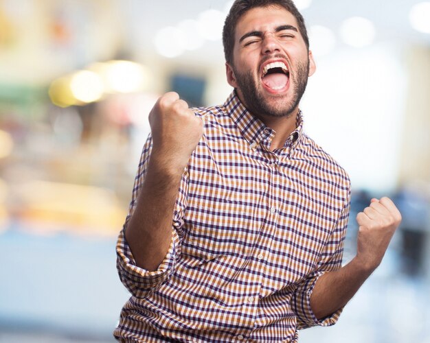 Uomo che celebra con la bocca aperta