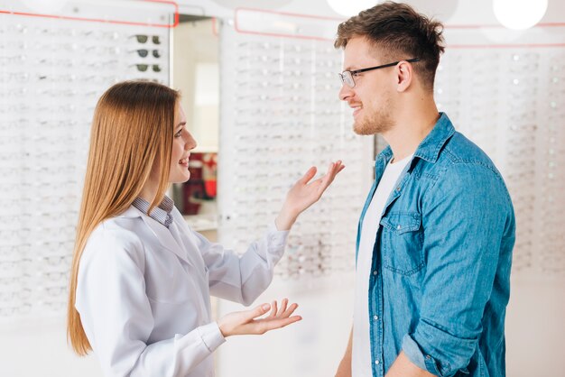 Uomo che cerca nuovi occhiali all&#39;optometrista