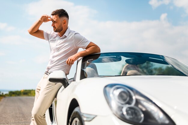 Uomo che copre gli occhi dal sole