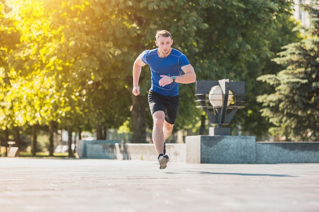 Uomo che corre nel parco al mattino. Concetto di stile di vita sano