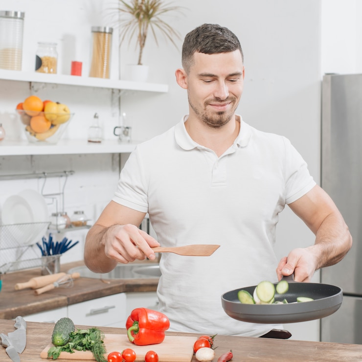 Foto gratuito uomo che cucina a casa