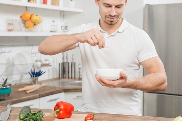 Uomo che cucina a casa