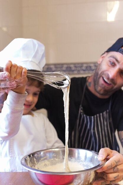 Uomo che cucina con la canzone in cucina