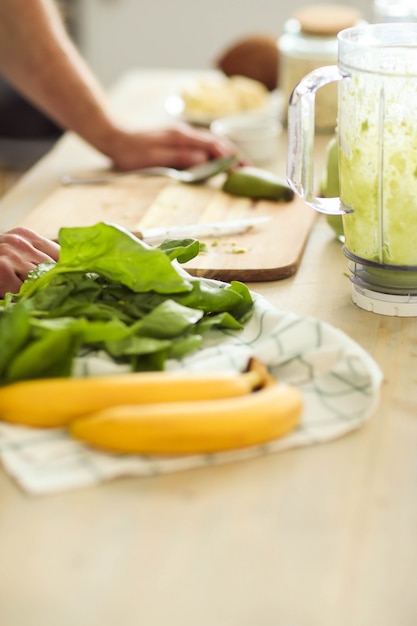 Uomo che cucina con un mixer