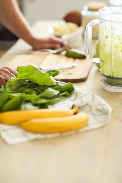 Uomo che cucina con un mixer