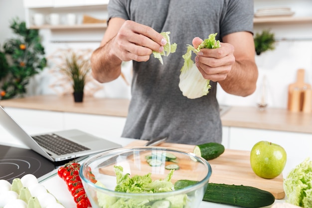 Uomo che cucina in cucina