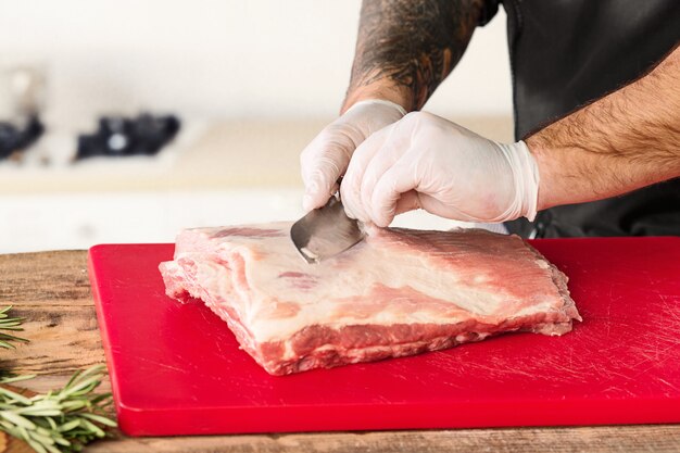 Uomo che cucina la bistecca di carne sulla cucina