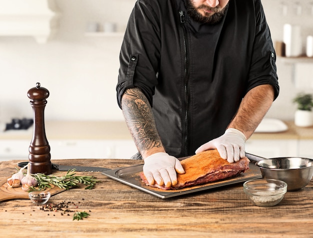 Uomo che cucina la bistecca di carne sulla cucina