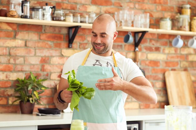 Uomo che cucina