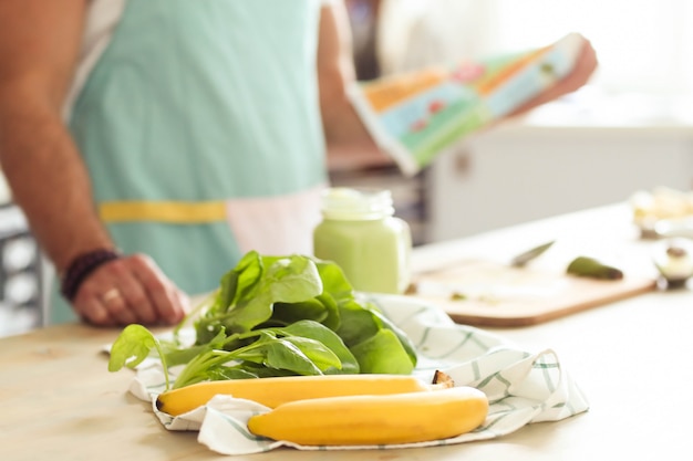 Uomo che cucina