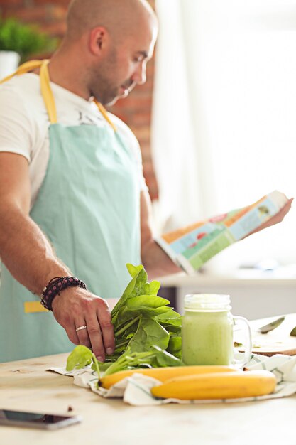 Uomo che cucina