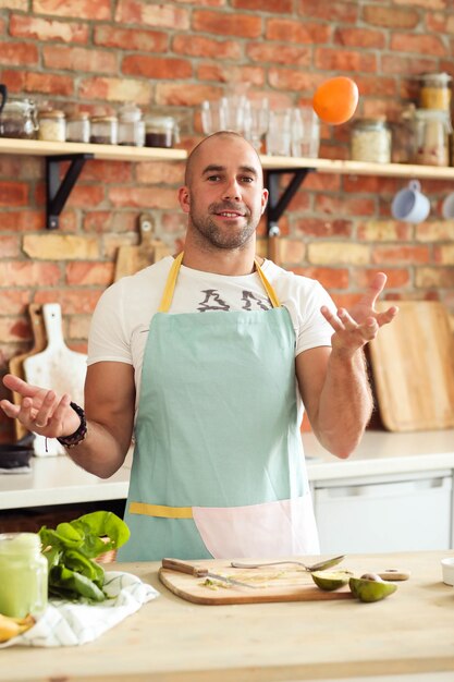 Uomo che cucina