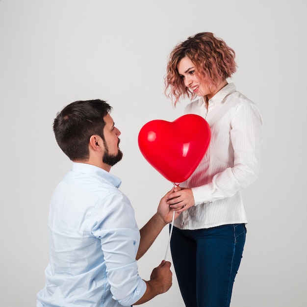 Uomo che dà il pallone donna per San Valentino