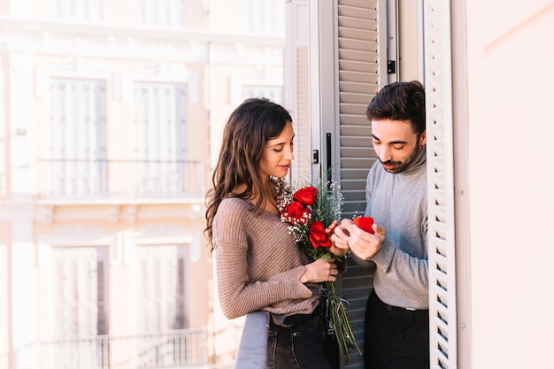 Uomo che dà un anello alla donna